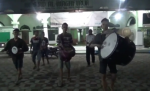kelompok pemuda di Desa kemanggisan ini berkeliling kampung untuk membangunkan warga dengan membunyikan musik tradisional. FOTO : BSK