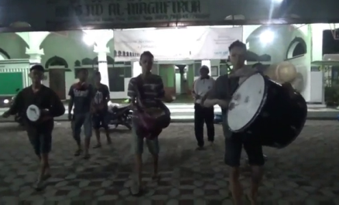 kelompok pemuda di Desa kemanggisan ini berkeliling kampung untuk membangunkan warga dengan membunyikan musik tradisional. FOTO : BSK