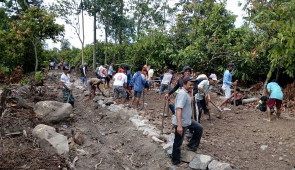 pelajar SMK Jayapura bersama warga setempat berbaur dengan anggota TNO menggelar kerja bhakti merintis jalan kampung. FOTO : SYAMSUDDIN