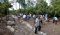 pelajar SMK Jayapura bersama warga setempat berbaur dengan anggota TNO menggelar kerja bhakti merintis jalan kampung. FOTO : SYAMSUDDIN