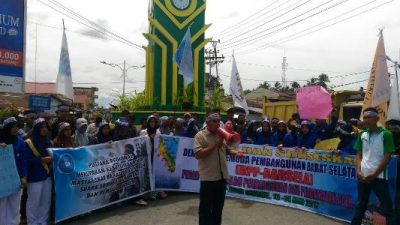 Puluhan Pemuda dan Mahasisawa Barat Selatan (Barsela) melakukan aksi mendesak pemerintah Aceh adil pembangunan Aceh. Minggu (14/5) Di Simpang 4 Rimo, Aceh Singkil. FOTO : MAN