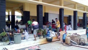 Buruh perusahaan PT Runding Singkil yang terlantarkan di terminal. FOTO : MAN