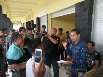 Kepala Dinas Transmigrasi dan Tenaga kerja Jaruddin saat memberikan penjelasan terhadap para pekerja.  FOTO : MAN