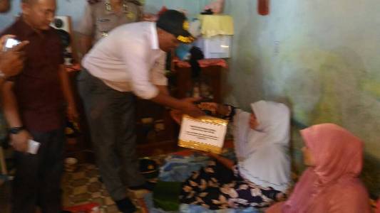 Wakil Bupati Aceh Singkil Dulmusrid saat menyerahlkan bantuan kepada korban kebakaran. FOTO : MAN