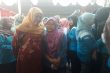 Menteri Sosial RI Khofifah Indarparawansya saat hadir di Yogyakarta dan foto bersama warga. FOTO : NADHIR ATTAMIMI
