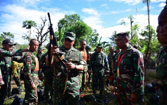 Pangdam XIV/Hasanuddin Mayjen TNI Agus SB saat memeriksa senjata peserta yang akan mengikuti Lomba Ton Tangkas Kodam Hasanuddin. FOTO : IST