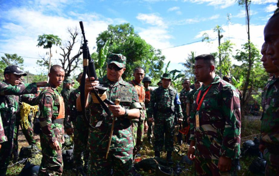 Pangdam XIV/Hasanuddin Mayjen TNI Agus SB saat memeriksa senjata peserta yang akan mengikuti Lomba Ton Tangkas Kodam Hasanuddin. FOTO : IST