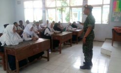Komandan Koramil Besuk Kapten Inf Jauhari saat memberikan pembekalan tentang wawasan kebangsaan kepada pelajar SMP Besuk. FOTO : ASL