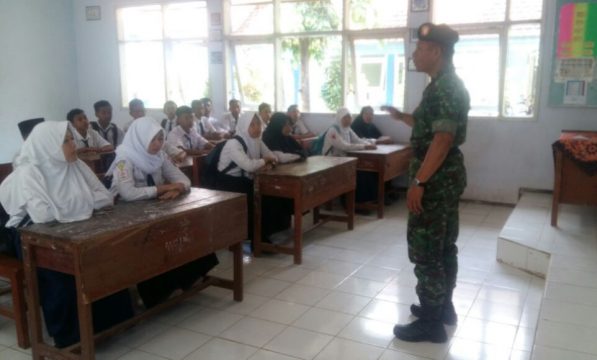 Komandan Koramil Besuk Kapten Inf Jauhari saat memberikan pembekalan tentang wawasan kebangsaan kepada pelajar SMP Besuk. FOTO : ASL