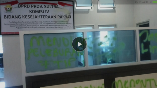 Tak puas mencoret gedung, puluhan mahasiswa Fakultas Teknologi dan Industry Pertaian (FTIP), Universitas Halu Oleo (UH), Kendari, Sulawesi Tenggara (Sultra) merusakn dan mencoret-coret ruangan komisi I
