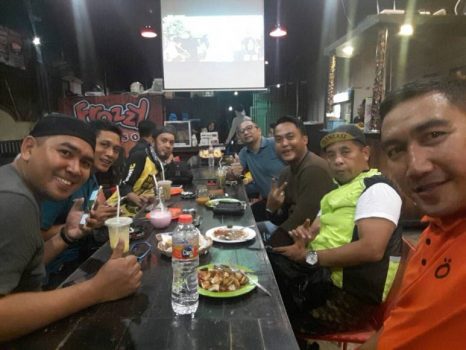 Komunitas SLIM makasar saat menggelar buka puasa bersama setelahberbagi dengan fakir miskin. FOTO : SYAMSUDDIN