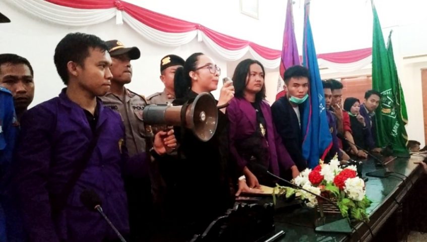 Tolak RUU, Mahasiswa Duduki DPRD Konawe