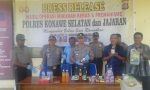 Kapolres Konsel AKBP Yeyen Lesmana. SIK Didampingi Wakapolres Kompol Ndaru Istiawan. SIK Serta Personil Lainnya Saat Menggelar Konferensi Pers Di Mako Polres Konsel. Selasa (23/5/2017). FOTO ; MAHIDIN