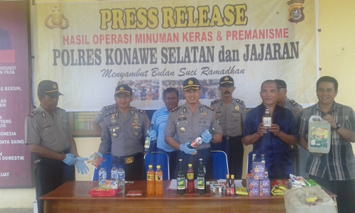 Kapolres Konsel AKBP Yeyen Lesmana. SIK Didampingi Wakapolres Kompol Ndaru Istiawan. SIK Serta Personil  Lainnya Saat Menggelar Konferensi Pers Di Mako Polres Konsel. Selasa (23/5/2017). FOTO ; MAHIDIN