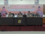 Kapolda Sultra Brigjend Polisi Andap Budhi Revianto, S.IK saat menggelar konprensi Pers di mako Brimob terkasil kasus yang diungkap jelang ramadhan. FOTO : ONNO