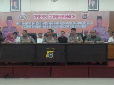 Kapolda Sultra Brigjend Polisi Andap Budhi Revianto, S.IK saat menggelar konprensi Pers di mako Brimob terkasil kasus yang diungkap jelang ramadhan. FOTO : ONNO