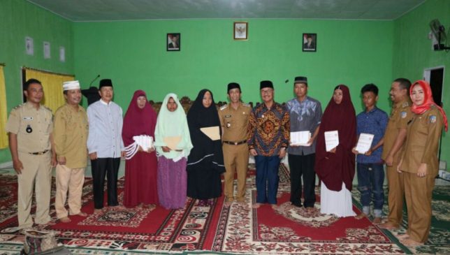 Safari Ramadhan, Bupati Konsel Berikan Bantuan Korban Tersambar Petir