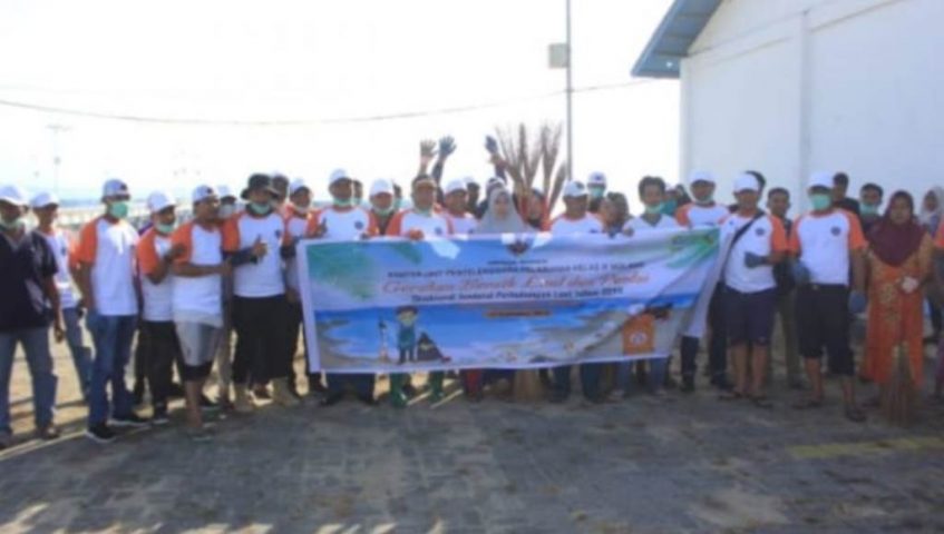 Bupati Ruksamin Pimpin Bersih-Bersih Pantai dan Laut di Konut