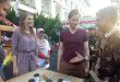 Walikota Yogyakarta Haryadi Suyuti saat berbincang dengan dua turis di festival kopi FOTO : NADHIR ATTAMIMI