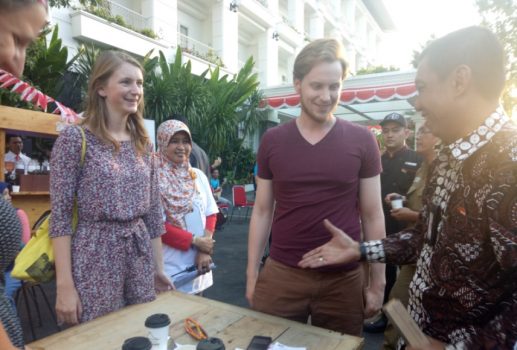 Walikota Yogyakarta Haryadi Suyuti saat berbincang dengan dua turis di festival kopi FOTO : NADHIR ATTAMIMI