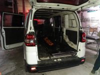 Korban kecelakaan Lalulintas di jalan Solo-Jogja saat dievakuasi dengan mobil ambulance. FOTO : AGUNG NUGROHO