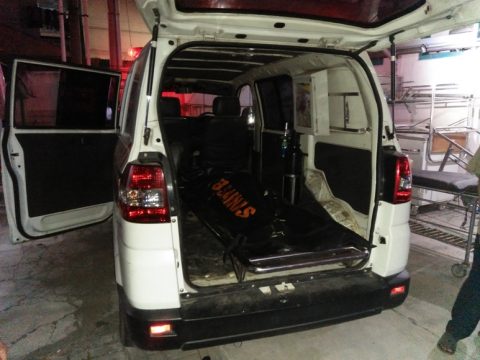 Korban kecelakaan Lalulintas di jalan Solo-Jogja saat dievakuasi dengan mobil ambulance. FOTO : AGUNG NUGROHO