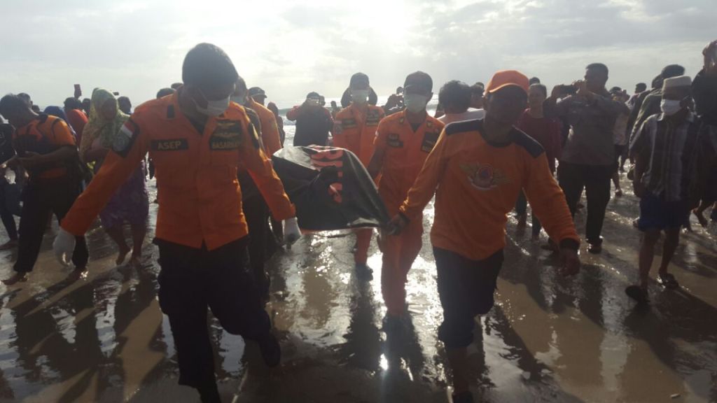 Tim Basarnas Kendari mengevakuasi korban tenggelam di pantai tanjung taipa. FOTO : IST