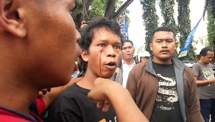 Salah seorang massa aksi menjadi korban pemukulan dan mengalami luka bagian pelipis kanan serta mengalami pendarahan