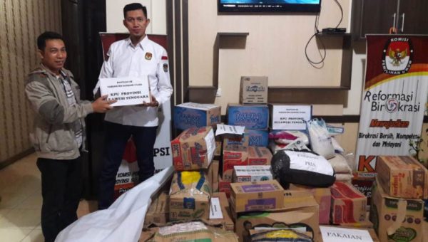 ﻿Jajaran KPU Sultra Salurkan Bantuan Korban Banjir