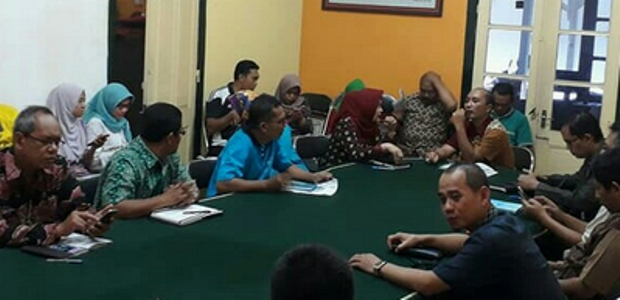 KPUD probolinggo bersama tim Dinas Keuangan daerah Probolinggo memabhasa anggaran Pilkada probolinggo tahun 2018. FOTO : ASL
