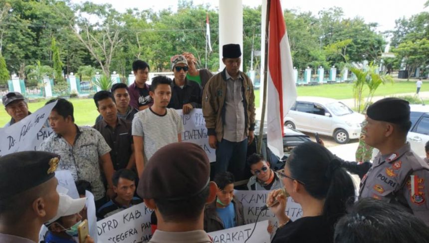 Kades Paku Jaya Didemo Masyarakatnya Sendiri
