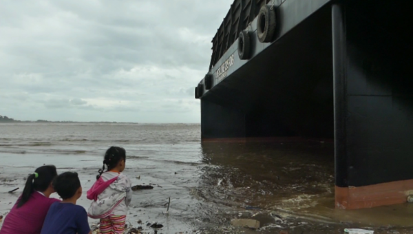 Kapal Tongkang Terdampar di Pantai Jepara Jadi Tontonan Warga