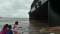 Kapal Tongkang Terdampar di Pantai Jepara Jadi Tontonan Warga