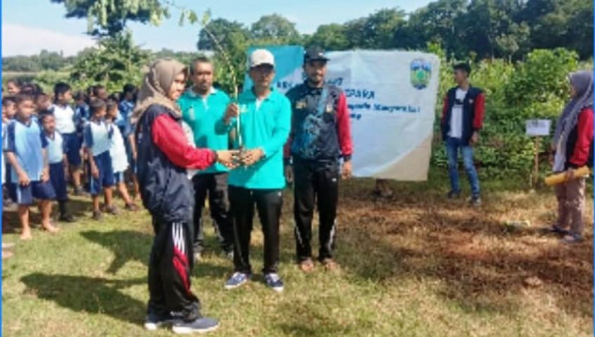 Jaga Kelestarian Alam, KKN UPGRIS Tanam 115 Pohon
