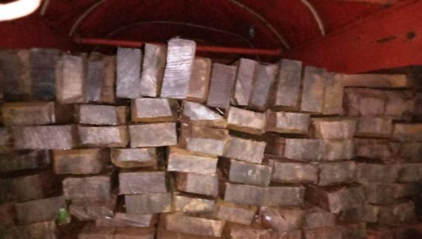 Babinsa di Kendari Amankan Dua Unit Mobil Diduga Muat Kayu Ilegal