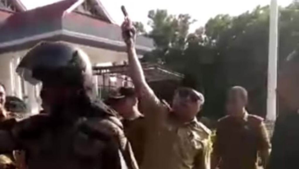 Video Viral Bupati Konawe Acungkan Pistol Bakal Basmi TKA Cina ﻿