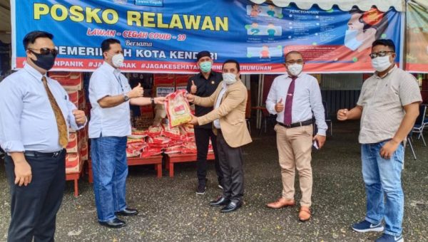 DPRD Sultra Salurkan Bantuan Paket Sembako ke Posko Covid19 Kota Kendari