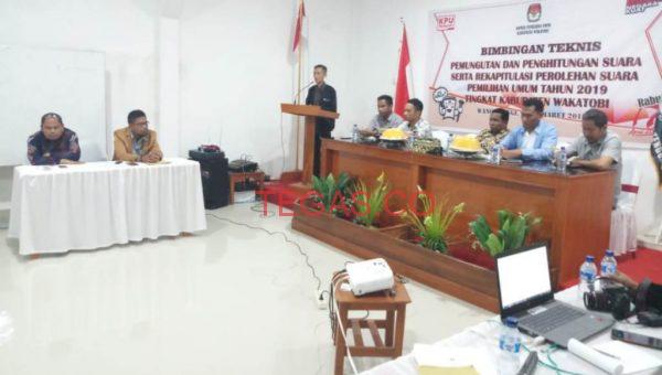 Kordiv Teknis Penyelenggara KPU Sultra Bimtek Tungsura di Wakatobi ﻿