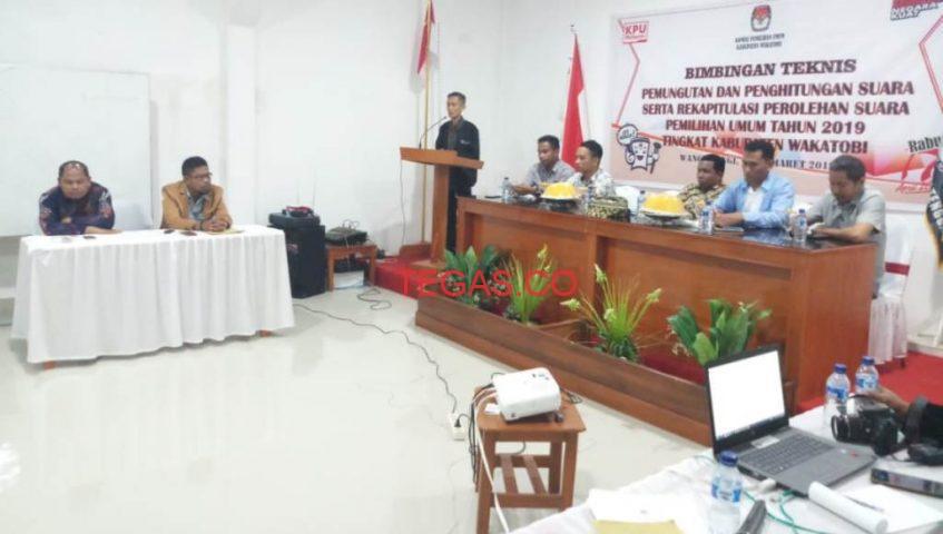 Kordiv Teknis Penyelenggara KPU Sultra Bimtek Tungsura di Wakatobi ﻿