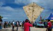 earga Kondongia saat mengibarkan bendera merah putih di HUT RI ke 72 dengan menggunakan layang-layang. FOTO : LA ODE AWALUDIN