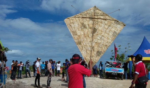 Warga Kondongia Kibarkan Bendera Gunakan Layang-Layang