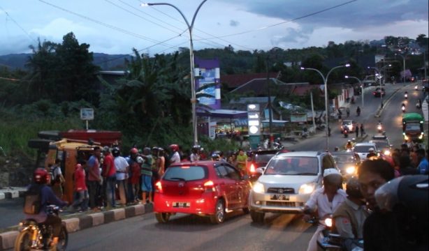 Sebuah mobil truk sarat muatan terbalik membuat jalan dipadati kendaraan lalulintas. FOTO : JERI