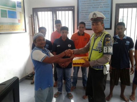 Kasat Lantas Polres Muna AKP Alfin sdaat menyerahkan bingkisan kepada salah satu Napi Lakalantas di Rutan Raha di HUT Bayangkara ke 71 di Muna. FOTO : LA ODE AWALUDDIN