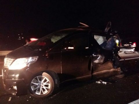 kendaraan ini mengalami rinsek berat pada bagian belakang setelah di tabrak secara beruntun kendaraan lainnya di tol ungaran semarang, jateng tadi malam. FOTO : BISMA