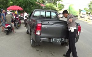 Pengendara Motor Kritis Setelah Terlindas Mobil
