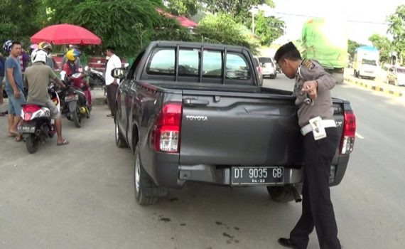 Anggota satlantas Polres Kolaka saat melakukan evakuasi terhadap korban lakalantas di kolaka. FOTO : ASDAR LANTORO
