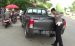 Anggota satlantas Polres Kolaka saat melakukan evakuasi terhadap korban lakalantas di kolaka. FOTO : ASDAR LANTORO