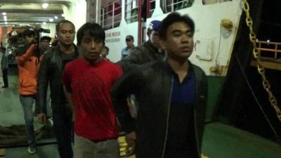 Pelaku penganiaya pedagang asongan Asmansyah (Baju Kaos merah) di amankan jajaran polsek KP3 Kolaka. FOTO : LAN
