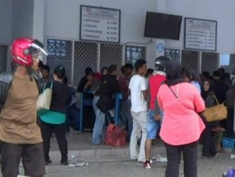 Calon penumpang di pelabuhan penyebrangan kolaka - Bajoe saat mengantri mendapatkan Tiket. FOTO : LAN