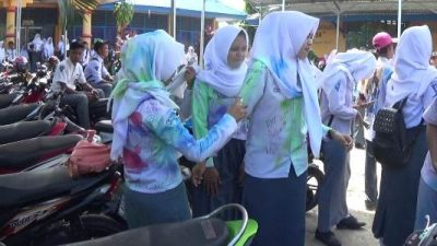 Aksi Corat-Coret dan dilanjutkan konvoi oleh siswa-siswi SMA di kolaka usai pelulusan UN. FOTO : LAN